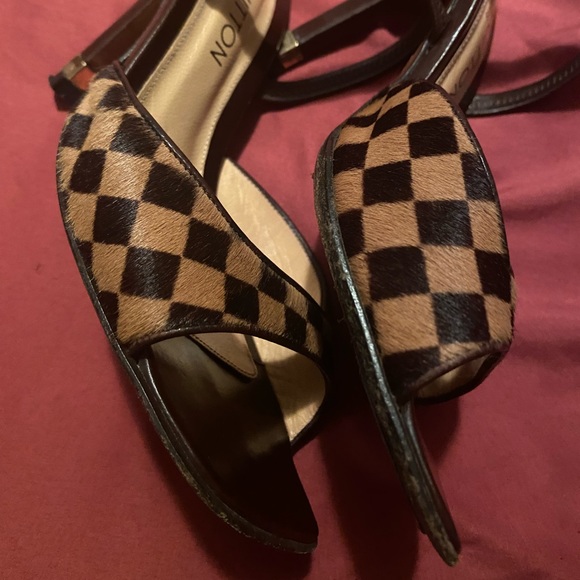 Louis Vuitton - Picture 3 of 5